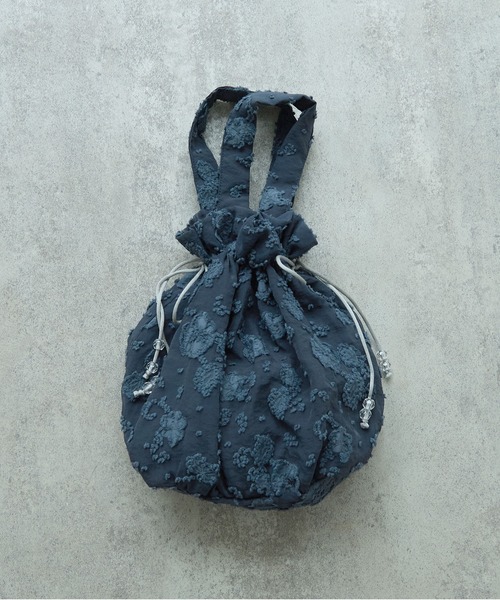 bulle de savon（ビュルデサボン）の「踊るはなジャカード 巾着バッグ（ハンドバッグ・レディース・チャコールグレー/キナリ・FREE）」の2枚目の写真