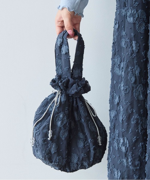 bulle de savon（ビュルデサボン）の「踊るはなジャカード 巾着バッグ（ハンドバッグ・レディース・チャコールグレー/キナリ・FREE）」の6枚目の写真