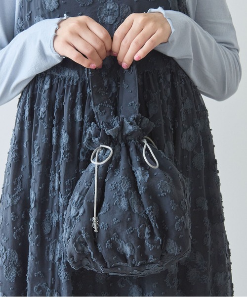 bulle de savon（ビュルデサボン）の「踊るはなジャカード 巾着バッグ（ハンドバッグ・レディース・チャコールグレー/キナリ・FREE）」の4枚目の写真