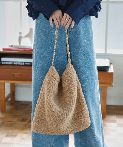 KOBE LETTUCE（コウベレタス）の「ボアチェーンバッグ（ハンドバッグ・レディース・ブラック/キャメル/ベージュ・F）」の2枚目の写真