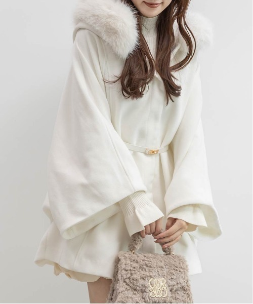 RANDA（ランダ）の「2WAY ファー付きミドルケープコート（ポンチョ・レディース・ブラック/グレイッシュベージュ/ホワイト・0/1）」の4枚目の写真