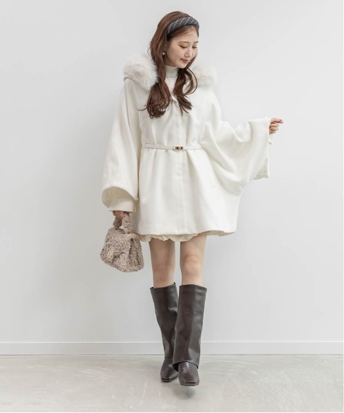 RANDA（ランダ）の「2WAY ファー付きミドルケープコート（ポンチョ・レディース・ブラック/グレイッシュベージュ/ホワイト・0/1）」の5枚目の写真