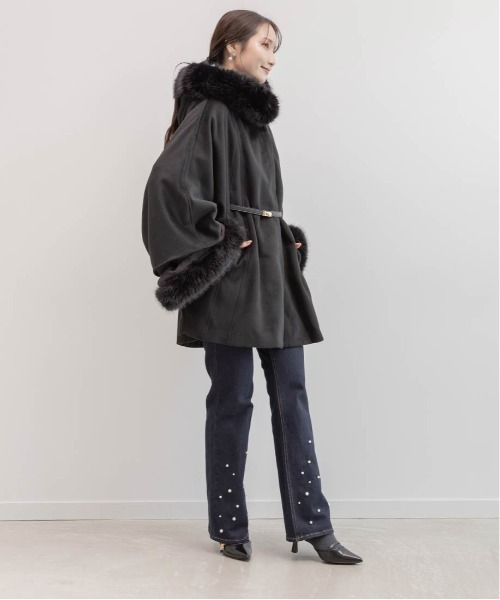RANDA（ランダ）の「2WAY ファー付きミドルケープコート（ポンチョ・レディース・ブラック/グレイッシュベージュ/ホワイト・0/1）」の8枚目の写真