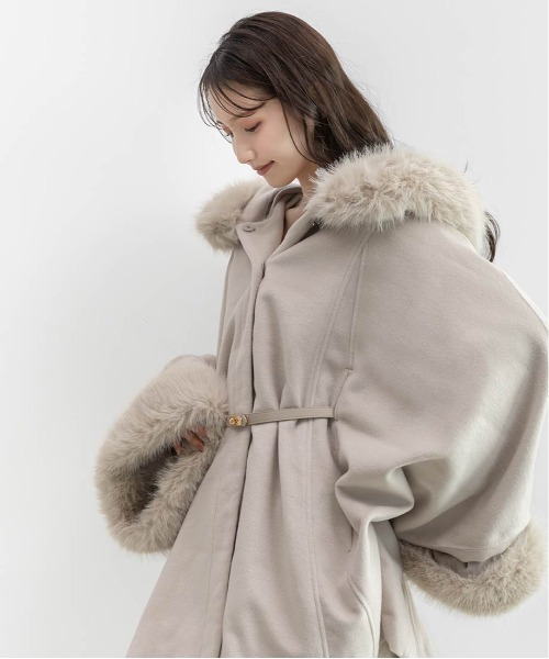 RANDA（ランダ）の「2WAY ファー付きミドルケープコート（ポンチョ・レディース・ブラック/グレイッシュベージュ/ホワイト・0/1）」の19枚目の写真