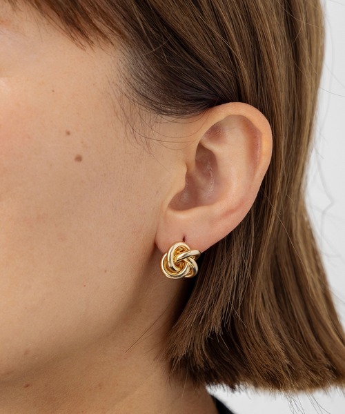 AJUGA.(アジュガ)の「ノットデザインメタルピアス(ピアス(両耳用)・レディース・ゴールド・ONE SIZE)」の2枚目の写真