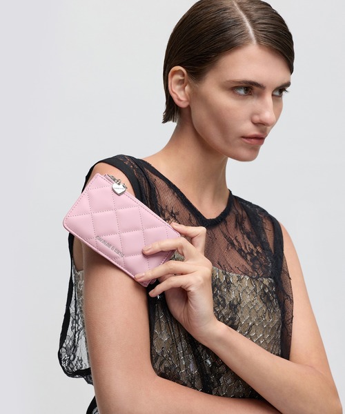 CHARLES & KEITH(チャールズ & キース)の「Arrietty アリエッティ キルト ジップアラウンド ウォレット(カードケース・レディース・ライトピンク/ブラック/ワインレッド/ライトパープル/ライトベージュ・XXS)」の1枚目の写真