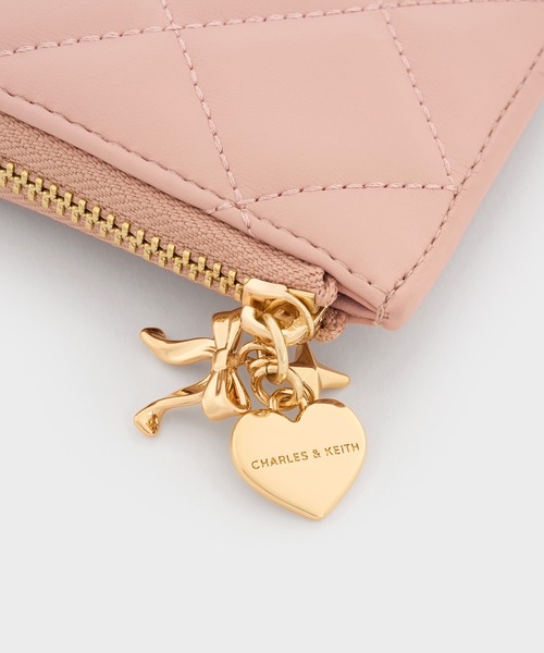 CHARLES & KEITH(チャールズ & キース)の「Arrietty アリエッティ キルトボウハートチャーム ジップアラウンドウォレット(カードケース・レディース・ライトピンク/ブラック/ワインレッド・XXS)」の13枚目の写真