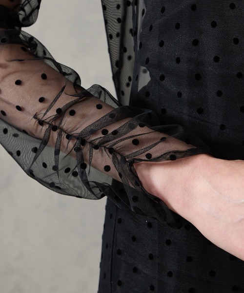 AIMER(エメ)の「フロッキードットギャザースリーブチュールブラウス(シャツ/ブラウス・レディース・ブラック/ベージュ・MEDIUM)」の13枚目の写真