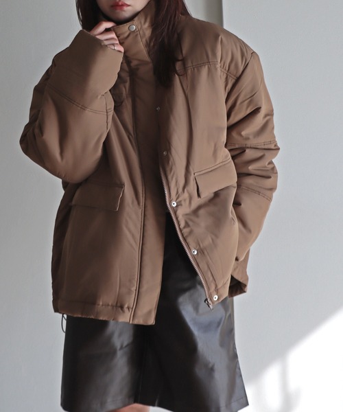 COURO(コウロ)の「裾ドロストスタンドカラー中綿ジャケット(ダウンジャケット/コート・レディース・モカ/アイボリー/ブラック・M)」の13枚目の写真
