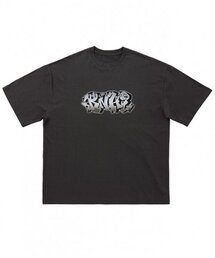 runningHIGH（ランニングハイ）の「[DASOL x runningHIGH] RNHI グラフィティ H/S ティー [チャコール]（Tシャツ/カットソー）」