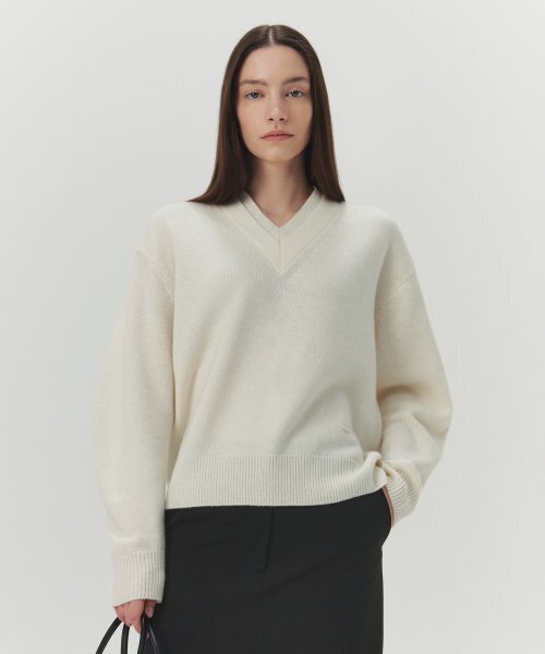 LEVAR(レバー)の「Double V-Neck Knit - Off White(ニット/セーター・レディース・Off White・FREE)」の1枚目の写真