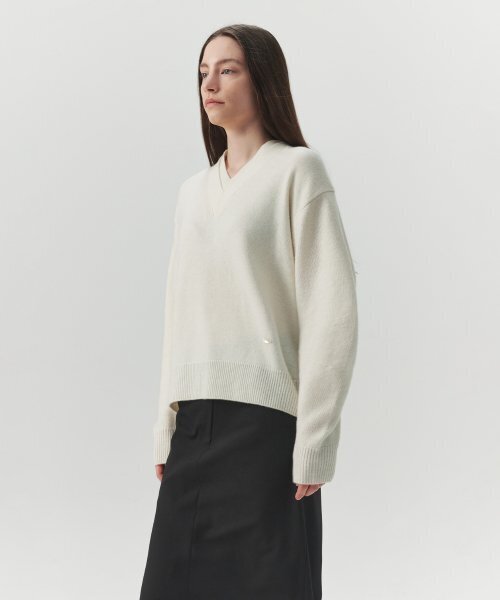 LEVAR(レバー)の「Double V-Neck Knit - Off White(ニット/セーター・レディース・Off White・FREE)」の3枚目の写真