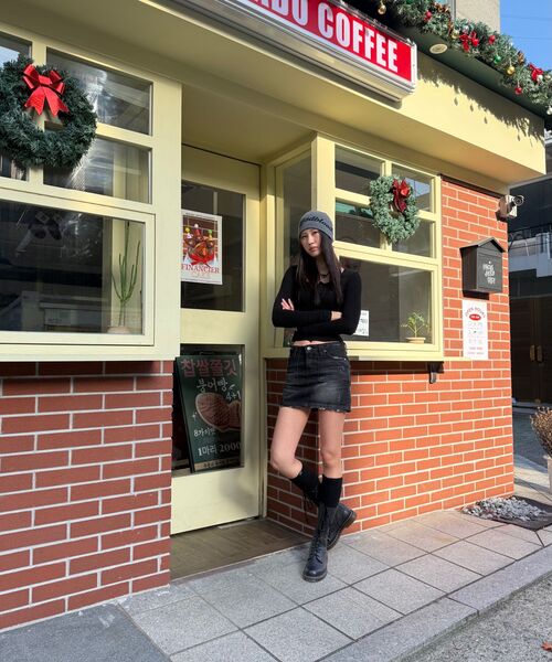 COVETT(コベット)の「ディストレスドカーブデニムスカート(スカート・レディース・ブラック・SMALL/MEDIUM/LARGE)」の6枚目の写真