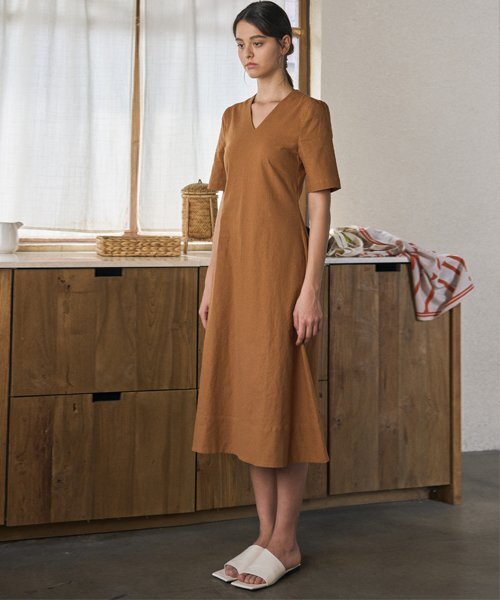 ease(イーズ)の「SUMMER LINEN V-NECK DRESS_CAMEL(ワンピース・レディース・その他・SMALL/MEDIUM)」の1枚目の写真