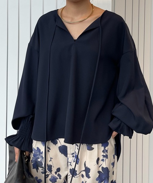 Ameri(アメリ)の「NECK RIBBON ARRANGE BLOUSE(シャツ/ブラウス・レディース・ネイビー/オフホワイト/クリーム・FREE)」の3枚目の写真