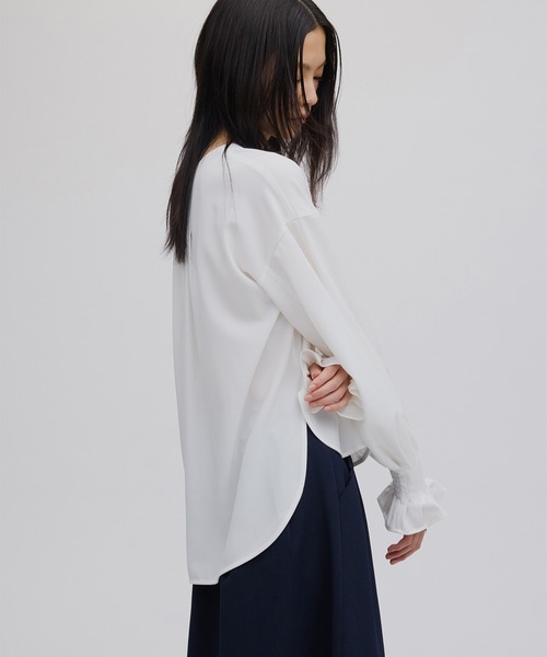 Ameri(アメリ)の「NECK RIBBON ARRANGE BLOUSE(シャツ/ブラウス・レディース・ネイビー/オフホワイト/クリーム・FREE)」の6枚目の写真