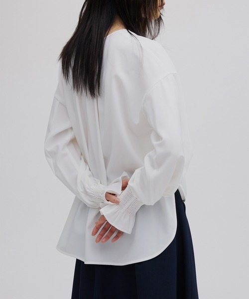 Ameri(アメリ)の「NECK RIBBON ARRANGE BLOUSE(シャツ/ブラウス・レディース・ネイビー/オフホワイト/クリーム・FREE)」の5枚目の写真