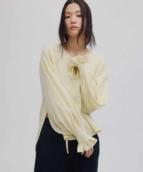 Ameri(アメリ)の「NECK RIBBON ARRANGE BLOUSE(シャツ/ブラウス・レディース・ネイビー/オフホワイト/クリーム・FREE)」の10枚目の写真