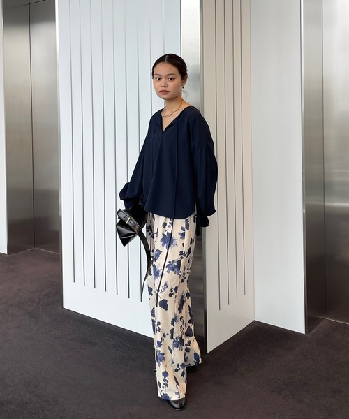 Ameri(アメリ)の「NECK RIBBON ARRANGE BLOUSE(シャツ/ブラウス・レディース・ネイビー/オフホワイト/クリーム・FREE)」の15枚目の写真