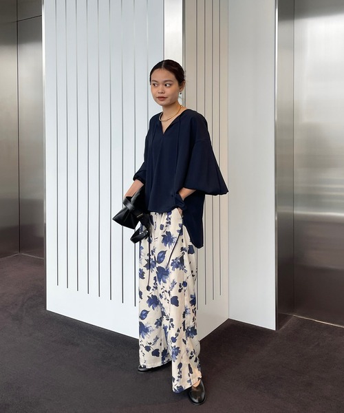 Ameri(アメリ)の「NECK RIBBON ARRANGE BLOUSE(シャツ/ブラウス・レディース・ネイビー/オフホワイト/クリーム・FREE)」の16枚目の写真