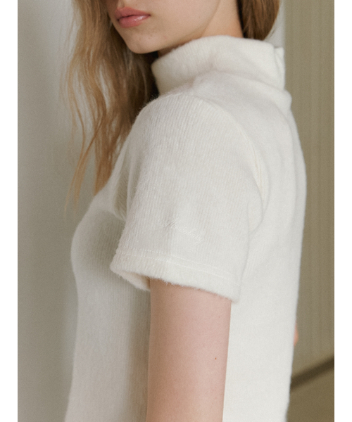 KINDABABY(カインダベイビー)の「cozy turtleneck top - cream(ニット/セーター・レディース・クリーム・FREE)」の2枚目の写真