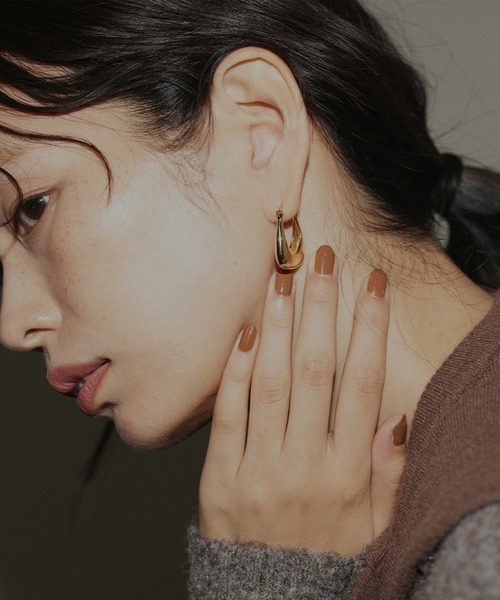 hellam(へラム)の「スクエアドロップピアス(ピアス(両耳用)・レディース・シルバー/ゴールド・FREE)」の3枚目の写真