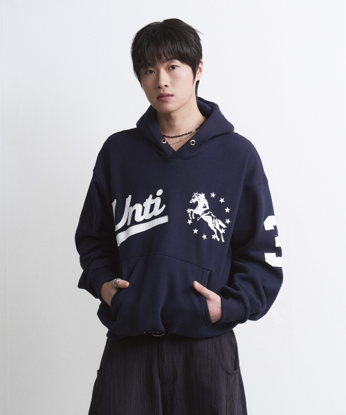 UNTITLED SEOUL（アンタイトル ソウル）の「ユニコーンバスティエンブレムフードパーカー ネイビー（パーカー・メンズ・その他・MEDIUM/LARGE）」の2枚目の写真