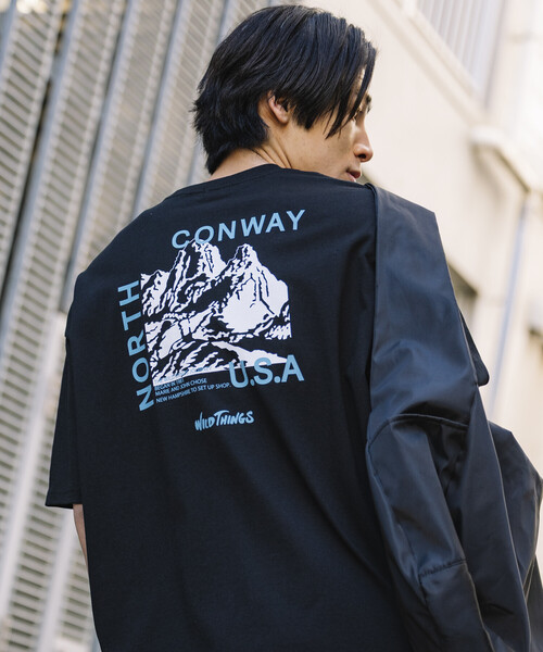 FREAK'S STORE(フリークスストア)の「限定展開 WILD THINGS×FREAK'S STORE ワイルドシングス 別注 ビッグシルエット マウンテンモチーフ バックプリント Tシャツ(Tシャツ/カットソー・メンズ・ホワイト/アッシュグレー/グレイッシュベージュ/ブラック・LARGE/MEDIUM/SMALL)」の2枚目の写真