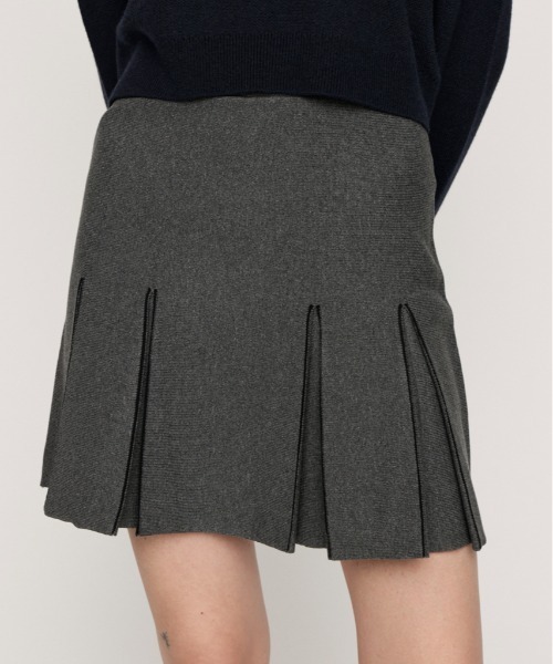 SLY(スライ)の「BICOLOR PLEATS S/SK【2BUY10%OFF】 バイカラープリーツショートスカート 春服(スカート・レディース・アイボリー/ブラック/杢グレー・1/2)」の1枚目の写真