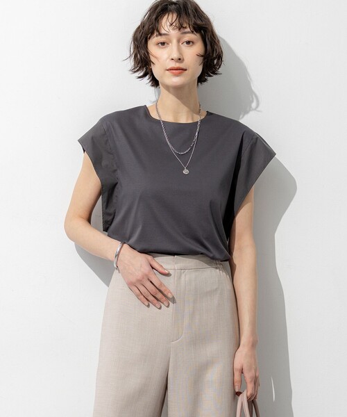 23区 S(ニジュウサンクチイサイサイズ)の「スムースデザイン タフタスリーブ カットソー(Tシャツ/カットソー・レディース・グレー系/ホワイト系/レッド系/ダルブルー系/ブラック系・32)」の3枚目の写真