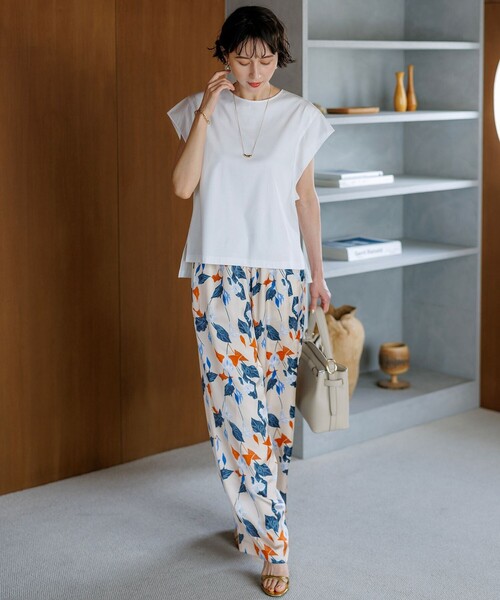 23区 S(ニジュウサンクチイサイサイズ)の「スムースデザイン タフタスリーブ カットソー(Tシャツ/カットソー・レディース・グレー系/ホワイト系/レッド系/ダルブルー系/ブラック系・32)」の6枚目の写真