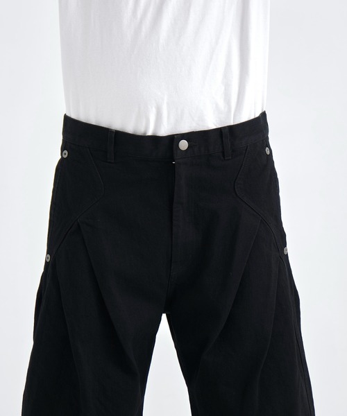 CONZ(コンズ)の「all black curve denim (mens)/オールブラック/レザーパッチ/バレルレッグシルエット/NVRFRGT(デニムパンツ・メンズ・ブラック・4/3/2/1)」の5枚目の写真