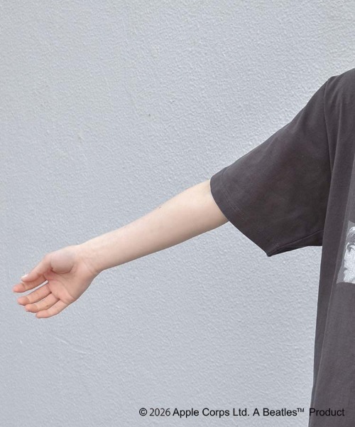 The Beatles(ザビートルズ)の「THE BEATLESツアープリントTシャツ(Tシャツ/カットソー・レディース・ホワイト/チャコール/ブルー・M/L)」の22枚目の写真