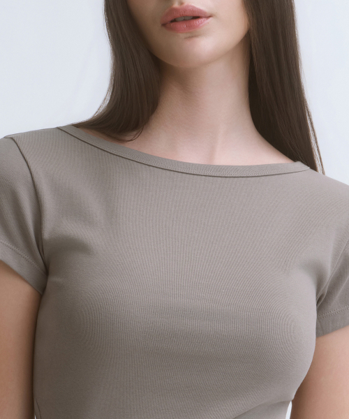 MUSINSA STANDARD WOMAN（ムシンサスタンダードウーマン）の「ウィメンズスリムボートネックキャップスリーブTシャツ[トープ]（Tシャツ/カットソー・レディース・その他・SMALL/MEDIUM/LARGE/X-SMALL）」の4枚目の写真