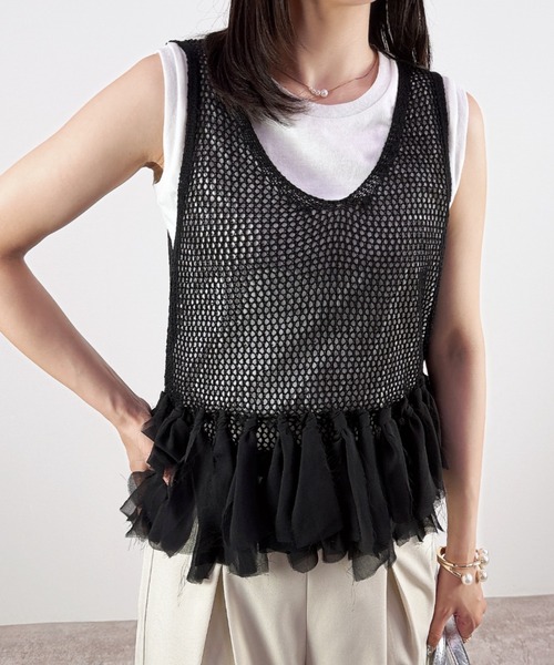 CLOTHY(クロシィ)の「【フリンジ×メッシュニット】グランジフリル 透かし編み トップス(ベスト・レディース・ブラック/イエロー・FREE)」の3枚目の写真