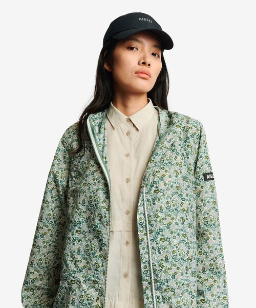 AIGLE(エーグル)の「【LIBERTY】撥水 フラワープリント エクストラライト フーディジャケット(ナイロンジャケット・レディース・ブルー/ピンク/モスグリーン・36/38/40)」の2枚目の写真