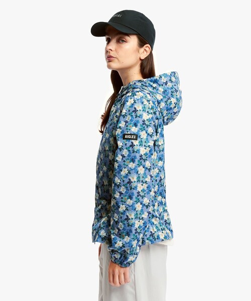 AIGLE(エーグル)の「【LIBERTY】撥水 フラワープリント エクストラライト フーディジャケット(ナイロンジャケット・レディース・ブルー/ピンク/モスグリーン・36/38/40)」の20枚目の写真