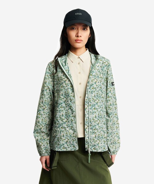 AIGLE(エーグル)の「【LIBERTY】撥水 フラワープリント エクストラライト フーディジャケット(ナイロンジャケット・レディース・ブルー/ピンク/モスグリーン・36/38/40)」の16枚目の写真