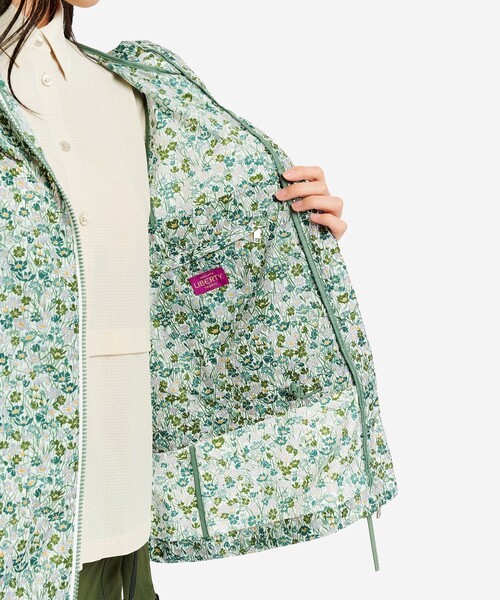 AIGLE(エーグル)の「【LIBERTY】撥水 フラワープリント エクストラライト フーディジャケット(ナイロンジャケット・レディース・ブルー/ピンク/モスグリーン・36/38/40)」の12枚目の写真