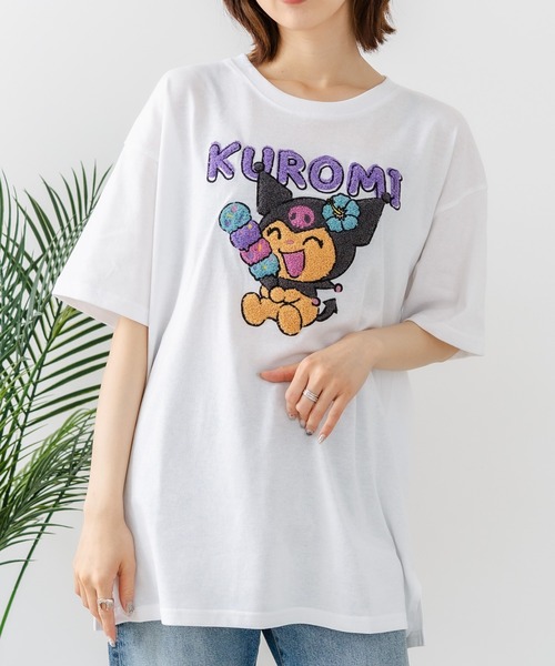 sanrio（サンリオ）の「【sanrio/サンリオ】【ゆったりルーズシルエット】日焼けキャラクター サガラ刺繍Tシャツ ハローキティ クロミ ポチャッコ y2k 平成レトロ（Tシャツ/カットソー・レディース・サックスブルー/オフホワイト/ライトグレー/スミクロ・LARGE/MEDIUM）」の2枚目の写真