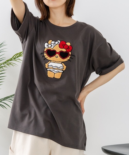 sanrio（サンリオ）の「【sanrio/サンリオ】【ゆったりルーズシルエット】日焼けキャラクター サガラ刺繍Tシャツ ハローキティ クロミ ポチャッコ y2k 平成レトロ（Tシャツ/カットソー・レディース・サックスブルー/オフホワイト/ライトグレー/スミクロ・LARGE/MEDIUM）」の3枚目の写真
