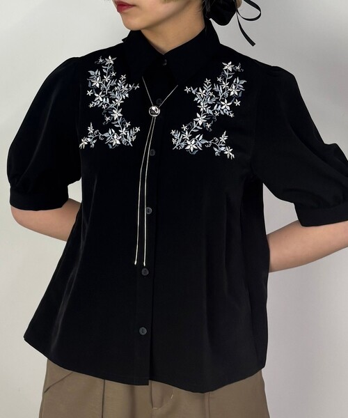 NICOLE CLUB（ニコル　クラブ）の「ボタニカル刺繍ブラウス（シャツ/ブラウス・レディース・ライトグリーン/ブラック/オフホワイト・M）」の2枚目の写真