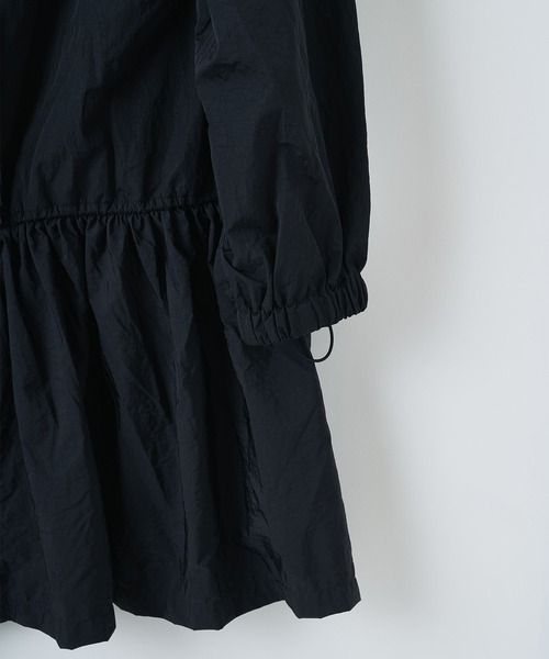 CONZ(コンズ)の「【naokitomizuka(ナオキトミヅカ)】Nylon frilled mountain parka(パーカー・レディース・ブラック/ホワイト・34)」の15枚目の写真
