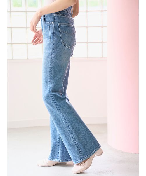 SNIDEL（スナイデル）の「【STYLE UP PANTS】フレアデニム（デニムパンツ・レディース・ブラウン/ブラック/インディゴブルー/ブルー・2/1/0）」の18枚目の写真