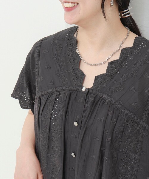 MICO COULIER(ミコクリエ)の「刺繍ハシゴレースブラウス(シャツ/ブラウス・レディース・キナリ/ライトブルー/チャコールグレー/イエロー・38)」の3枚目の写真
