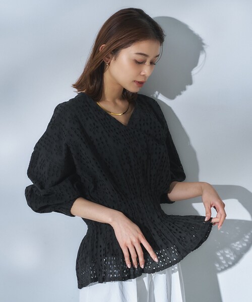 UNTITLED(アンタイトル)の「【Audrey and John Wad】ウエストシャーリングブラウス(シャツ/ブラウス・レディース・ホワイト/ブラック・02)」の18枚目の写真