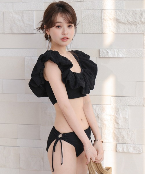 TeddyShop（テディショップ）の「【2WAYオフショルorパフスリ/バッククロス対応】表情豊かな立体フクレ生地。バルーンサイドリボンビキニ 上下2点セット レディース水着（水着・レディース・ブラック/ホワイト・L/M/S）」の8枚目の写真
