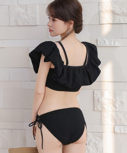 TeddyShop（テディショップ）の「【2WAYオフショルorパフスリ/バッククロス対応】表情豊かな立体フクレ生地。バルーンサイドリボンビキニ 上下2点セット レディース水着（水着・レディース・ブラック/ホワイト・L/M/S）」の10枚目の写真