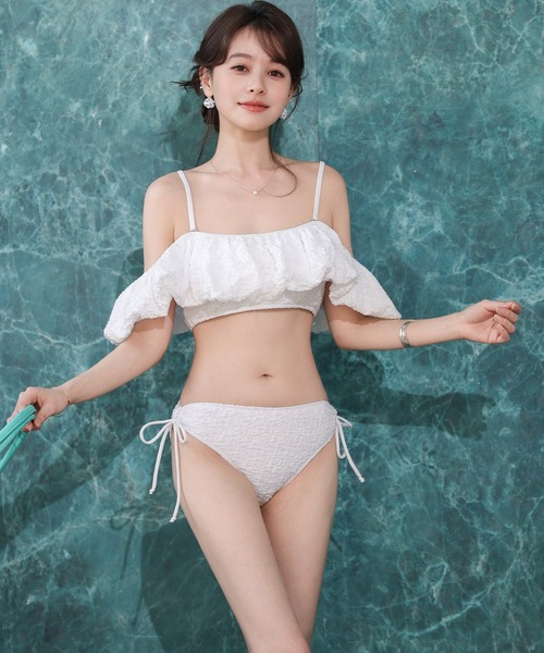 TeddyShop（テディショップ）の「【2WAYオフショルorパフスリ/バッククロス対応】表情豊かな立体フクレ生地。バルーンサイドリボンビキニ 上下2点セット レディース水着（水着・レディース・ブラック/ホワイト・L/M/S）」の3枚目の写真