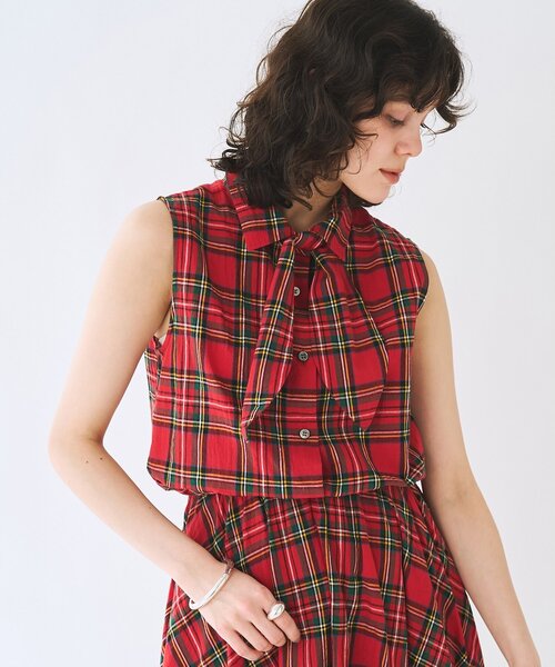 Whim Gazette(ウィムガゼット)の「コットンリネンチェックノースリーブボウシャツ(シャツ/ブラウス・レディース・グレー/レッド・FREE)」の20枚目の写真